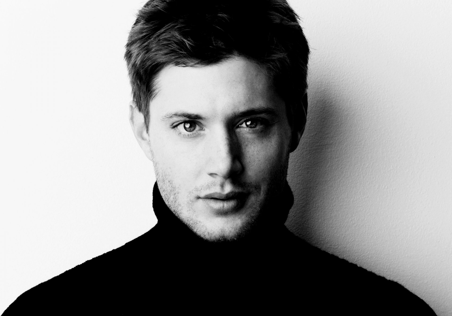 jensen jensen eccles attore faccia soprannaturale serie tv dean winchester sfondo in bianco e nero