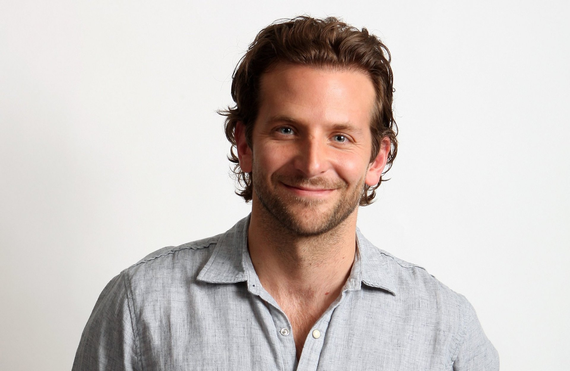 bradley cooper attore camicia sfondo bianco