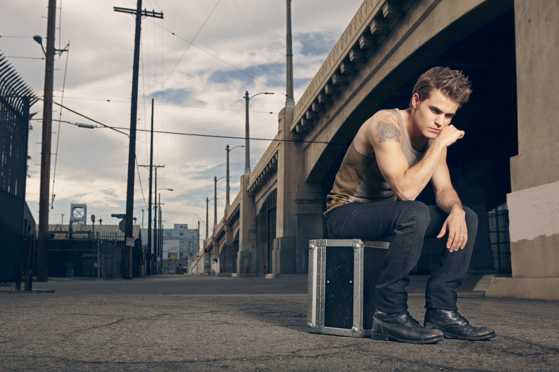 paul wesley attore foto tatuaggio rosa pubblicità abbigliamento