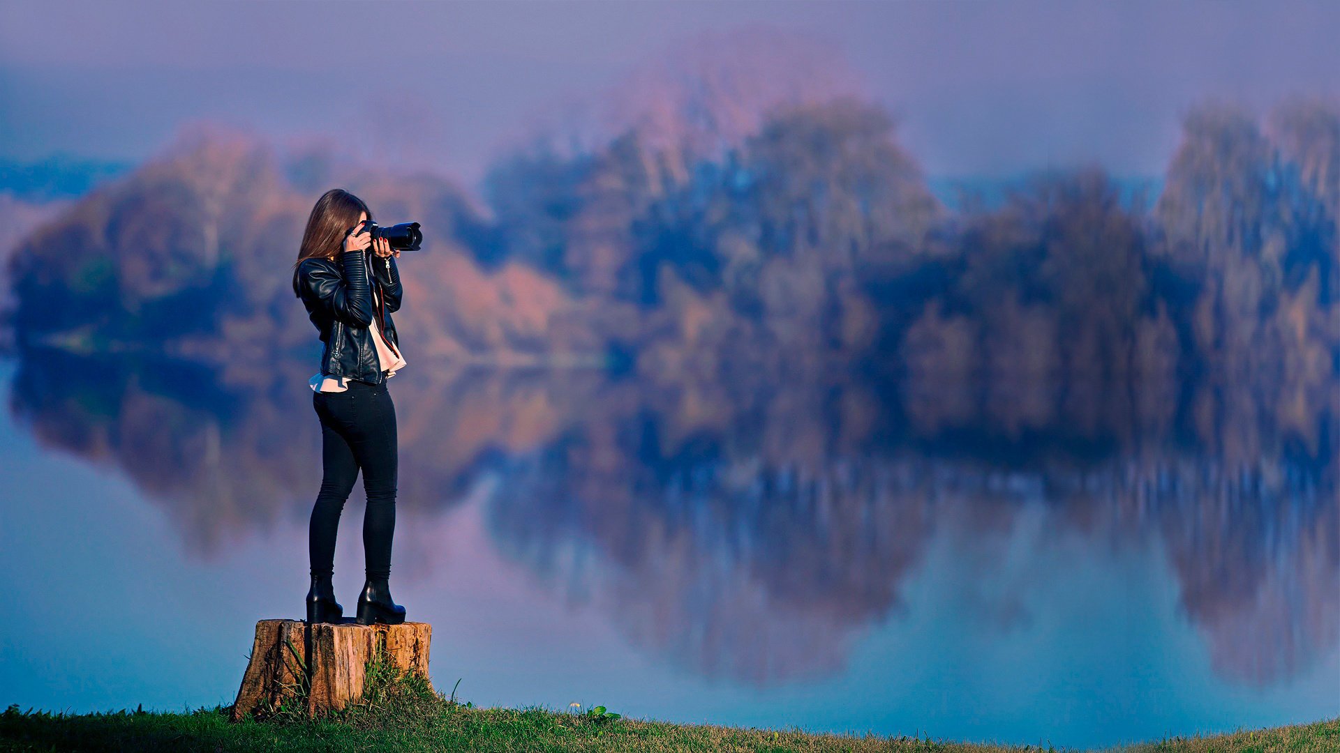 figura delgada chica morena fotógrafo lago otoño