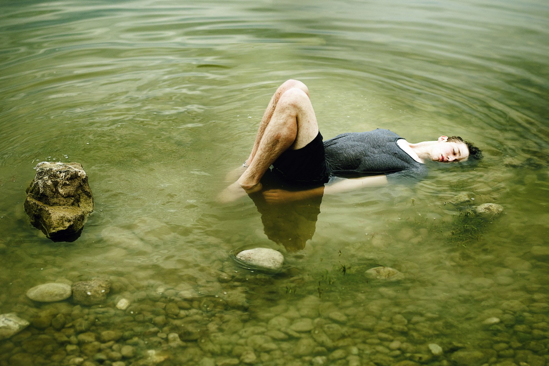 kerl wasser ruhe meditation kater pose süchtiger trinker mann hintergrund gutaussehender mann beine