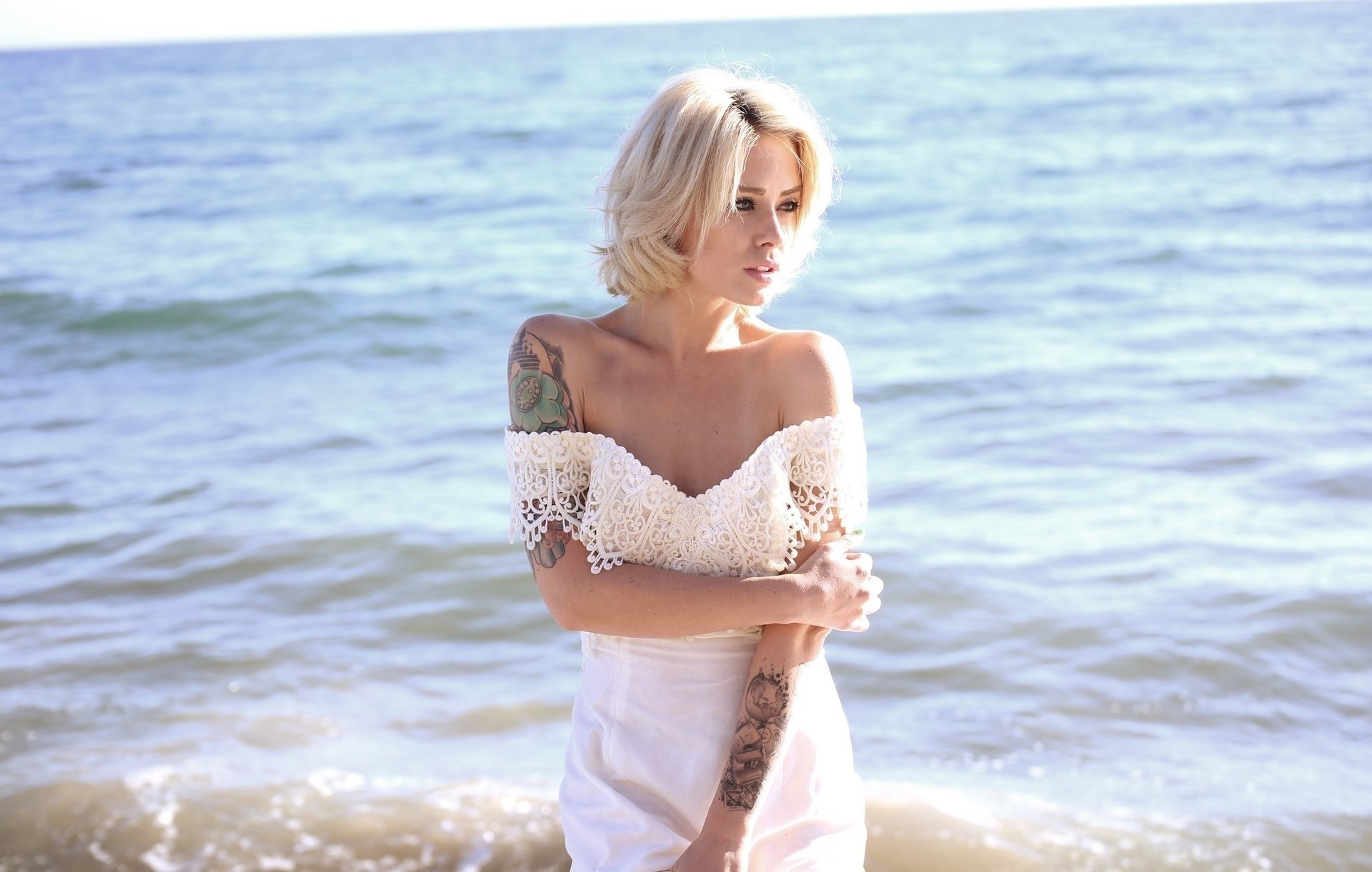 fille blonde tatouage tatouages robe