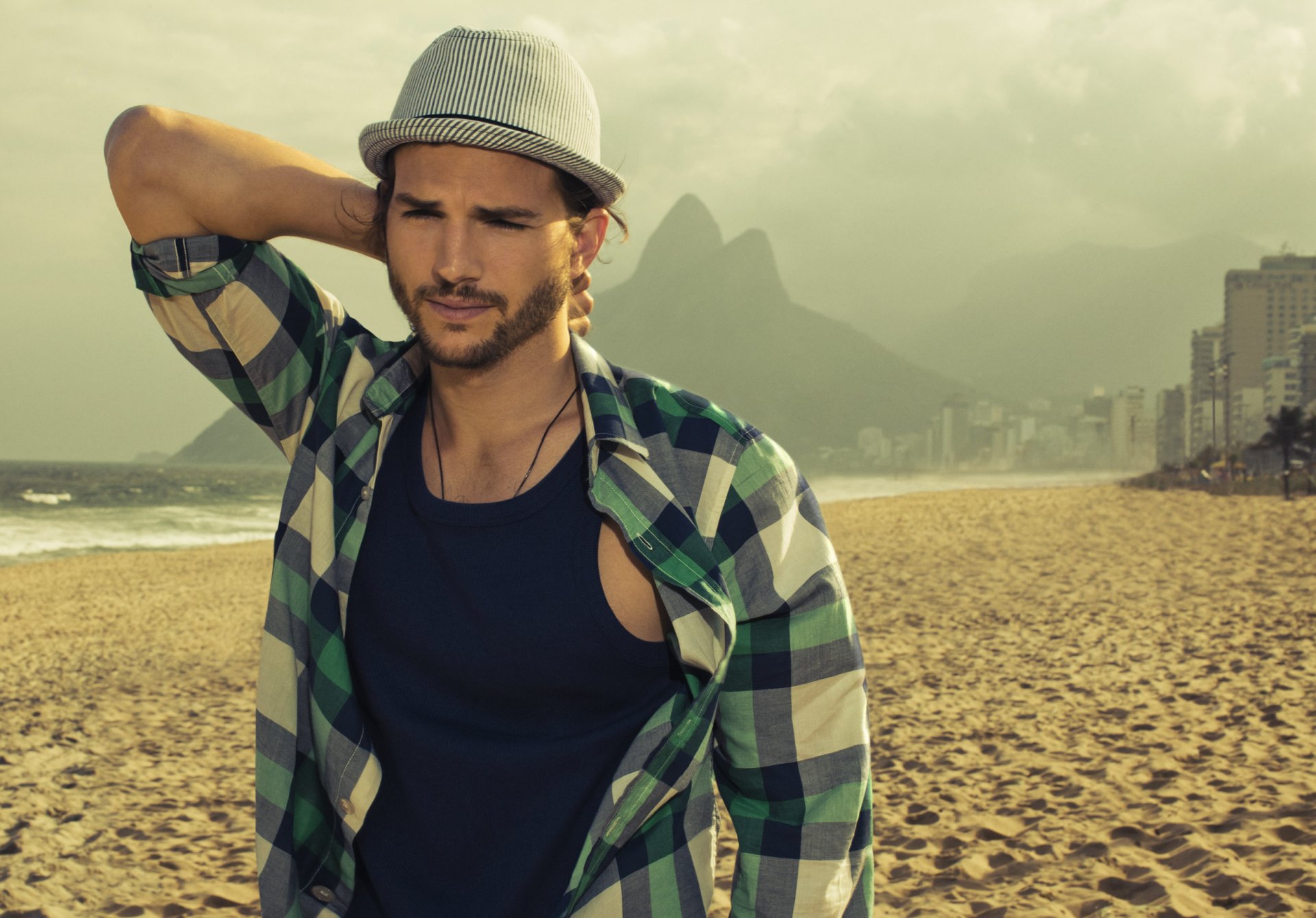 ashton kutcher hombre sombrero publicidad