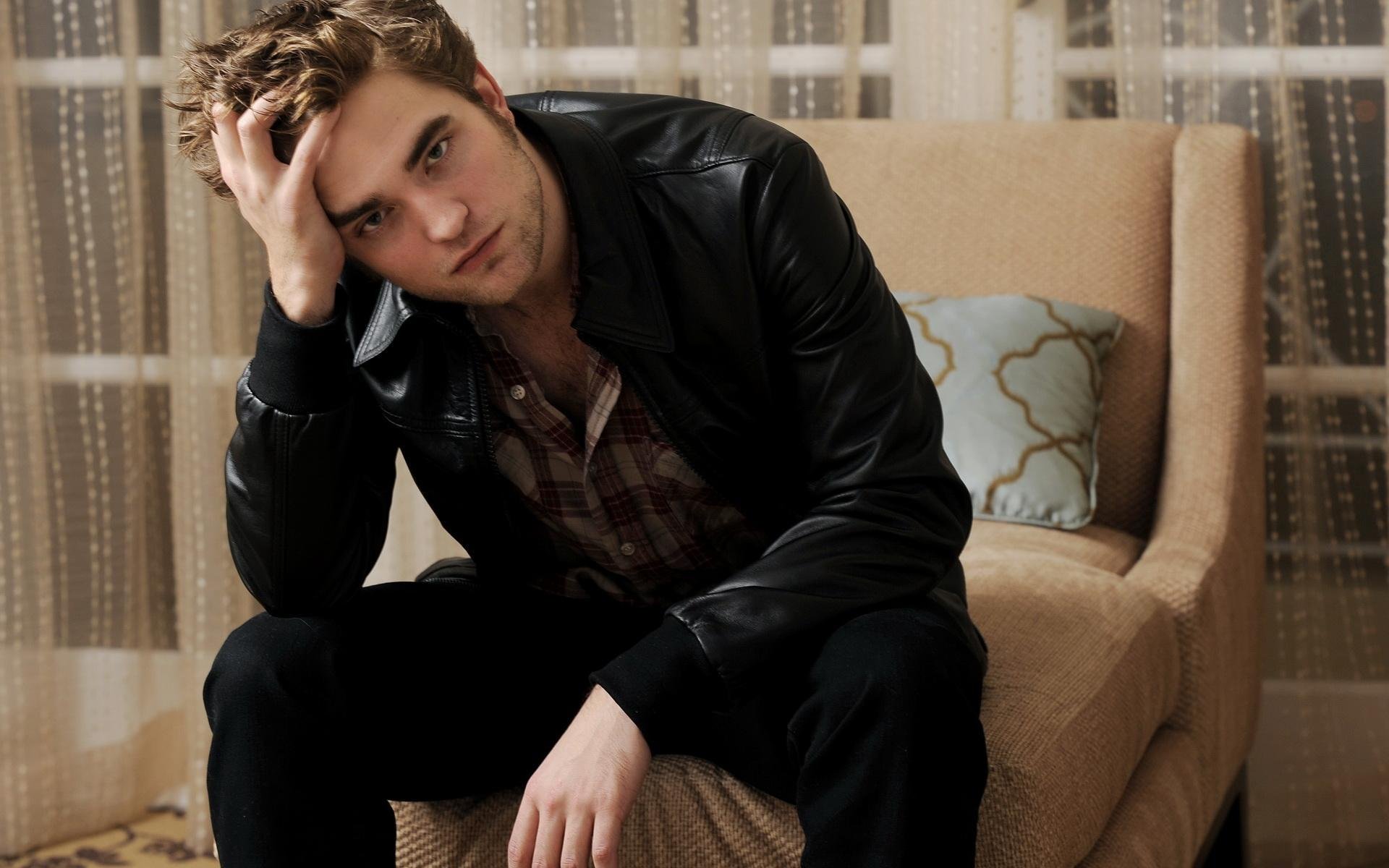 robert pattinson acteur assis