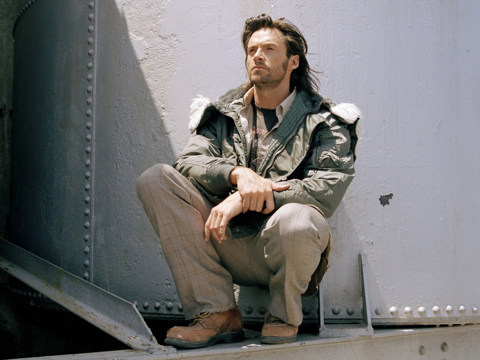 hombre actor hugh jackman chaqueta botas pelo