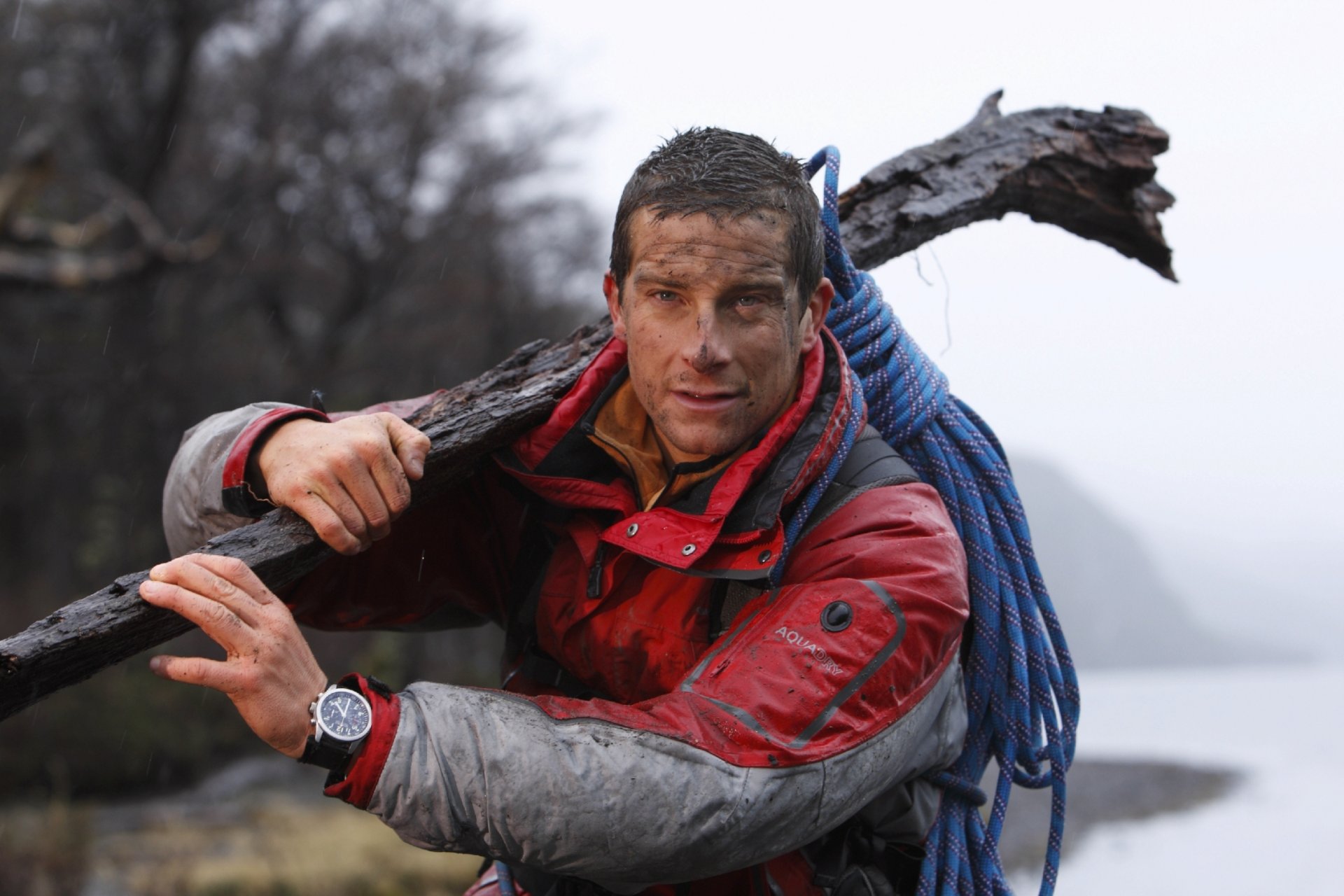 bear grylls grylls przetrwać za wszelką cenę ostateczny przetrwanie człowiek brudny kłoda