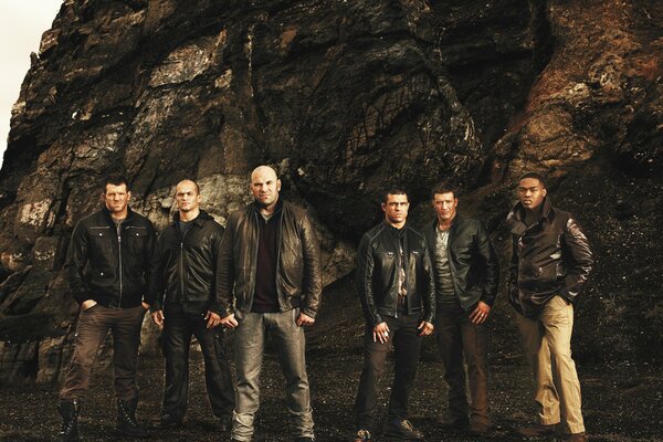 Sechs Männer in Lederjacken stehen in der Nähe einer Klippe