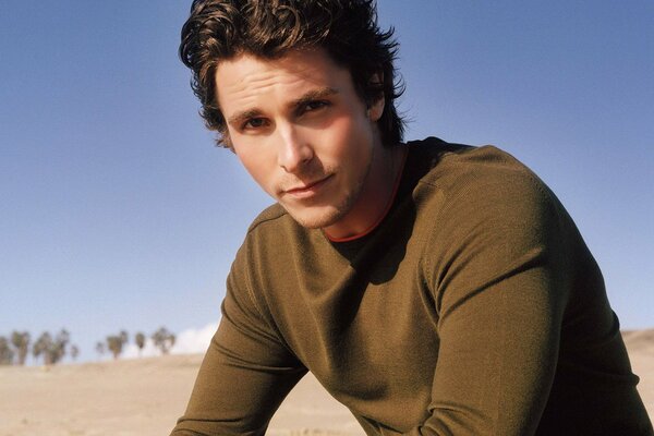 Christian Bale und der Strand sind die perfekte Kombination