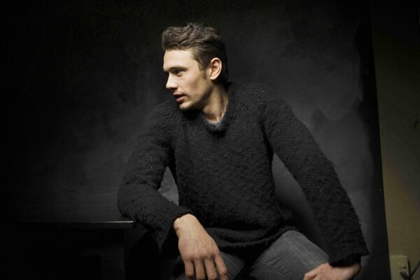 James franco dans un pull noir