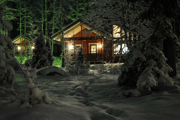 Favolosa casa invernale nella foresta