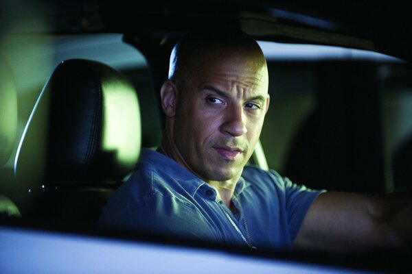 Glatzkopf vin diesel sitzt im auto