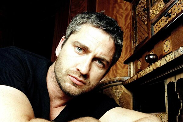 Gerard Butler y la piel sin afeitar