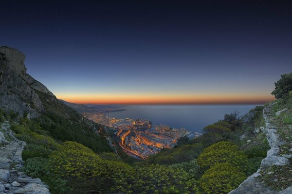 Città al tramonto in riva al mare