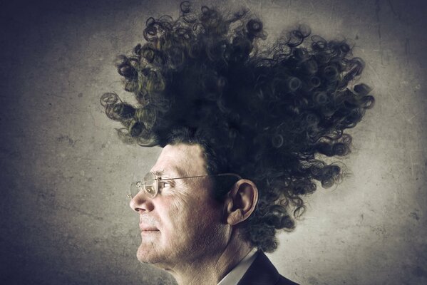 Homme de profil avec une coiffure haute