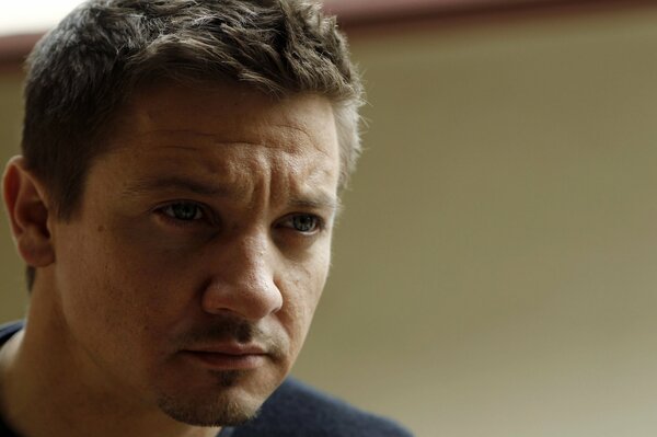 Foto retrato del actor Jeremy Renner F