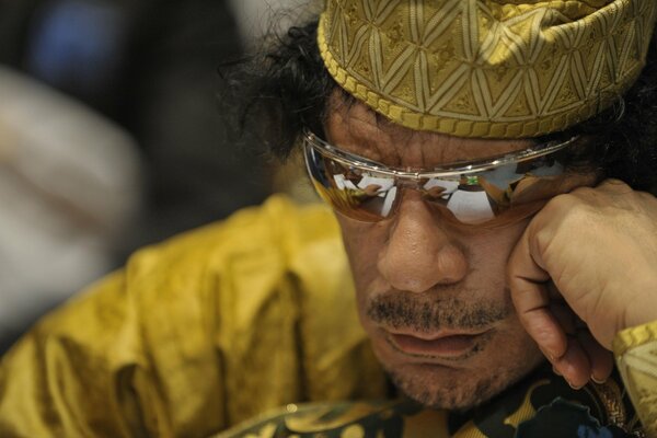 Кадаффи в солнечных очках задумался