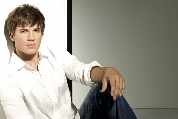 Hombre Matt Lanter con camisa blanca