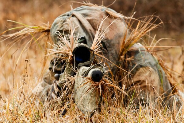 Maskierter Soldat mit Waffen