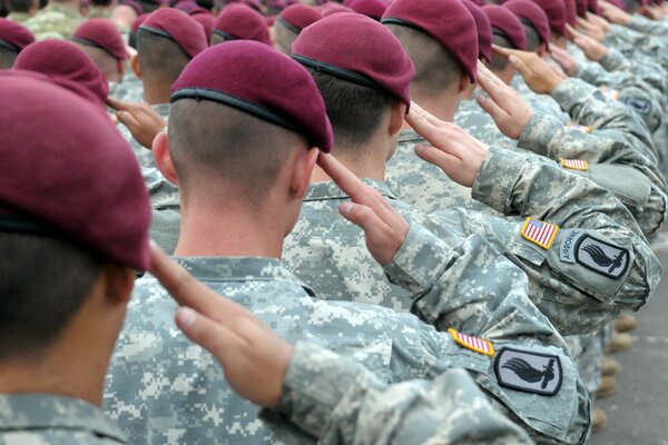 L esercito americano dà l onore