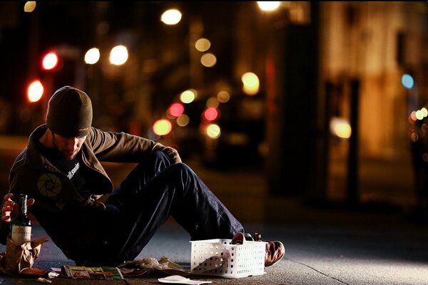 Homme dans la rue avec une bouteille