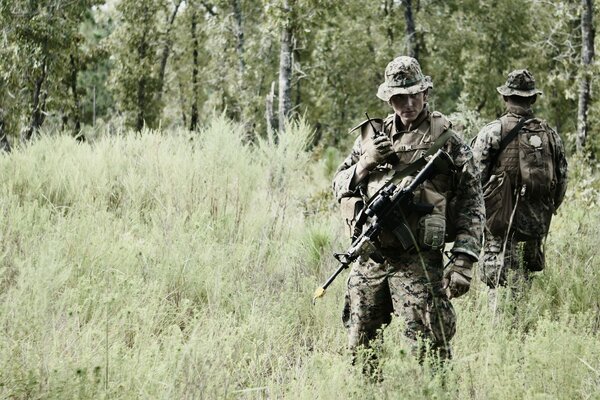 Soldati in campo con le armi in mano