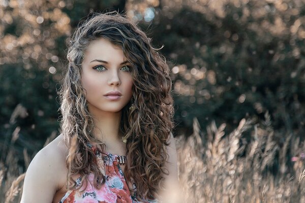 A beautiful girl is photographed in the field