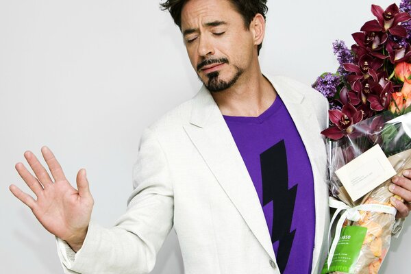 Robert Downey Jr. avec des fleurs