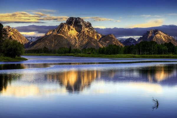 Beau paysage des montagnes du soir et du lac