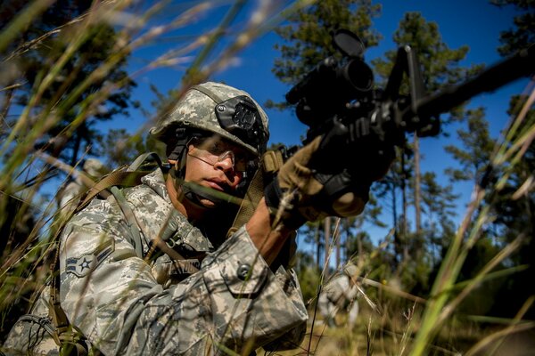 Soldat mit Waffen und Tarnuniform