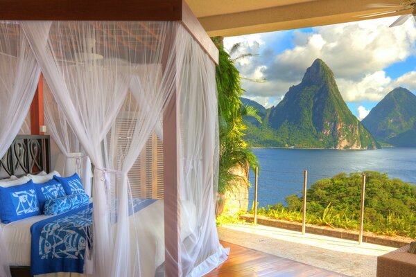 Refrescante océano y trópicos desde la ventana del hotel