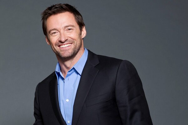 Sorridente Hugh Jackman in costume