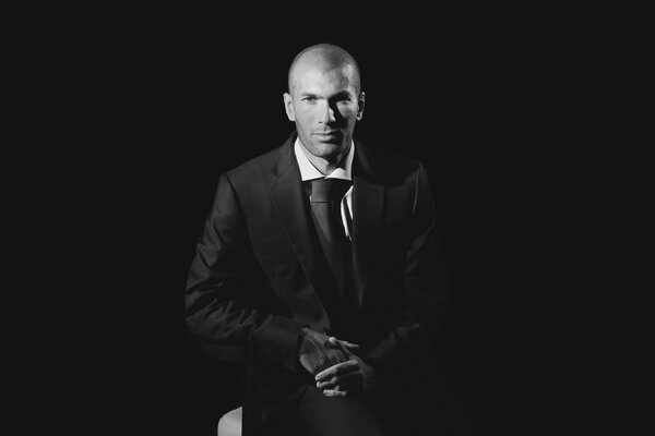 Foto von Fußballspieler Zinedine Zidane im Anzug