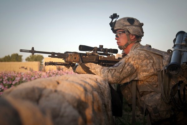 Ein Soldat mit einer Waffe ist zum Angriff bereit