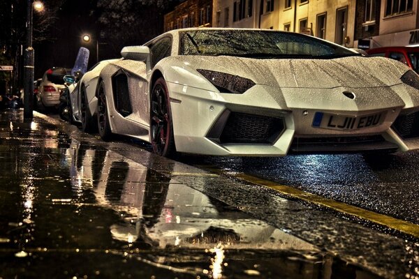 Cara sport dans une ville de nuit pluvieuse