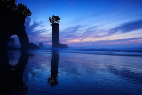 Isola solitaria nel mare blu