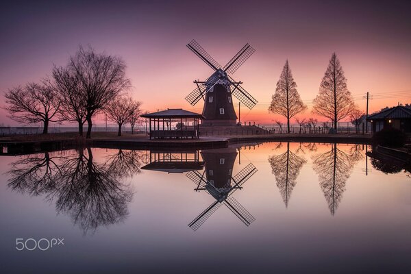 Réflexion sur l eau du vieux moulin