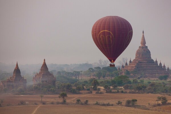 Ballon vole dans la ville antique