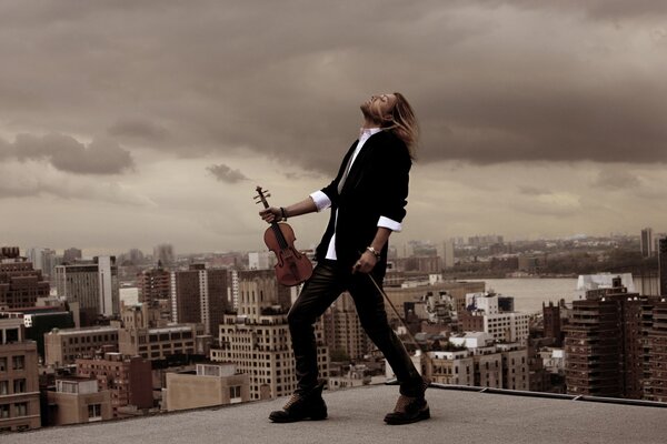 Violinist on the roof of the building