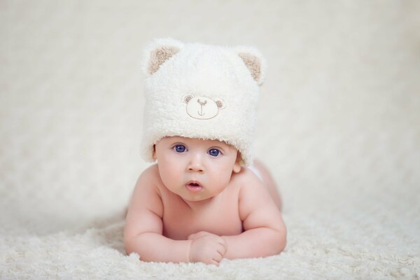 Petit bébé aux yeux bleus-mishutka