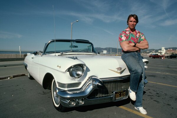 Arnold Schwarzenegger im Vintage-Stil in der Nähe des Autos