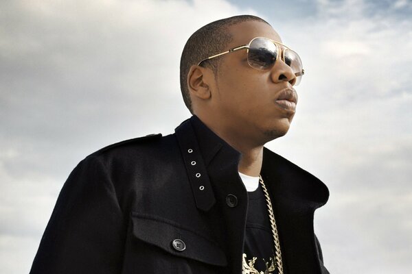 Jay Z patrz przed siebie w czarnych okularach