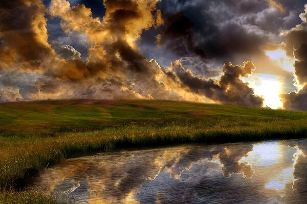 Abendwolken und Sonnenuntergang in Wasserreflexion