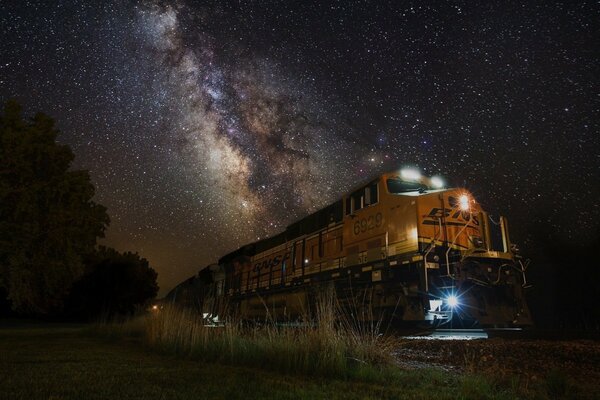Il treno notturno sta arrivando e la Via Lattea è nel cielo