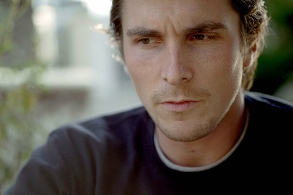 Pensativo Christian Bale frunció los labios