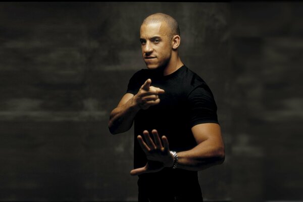 Hombre Calvo en negro Vin diesel