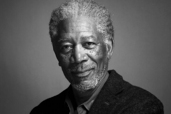 Czarno-białe ujęcie Morgana Freemana na całej twarzy