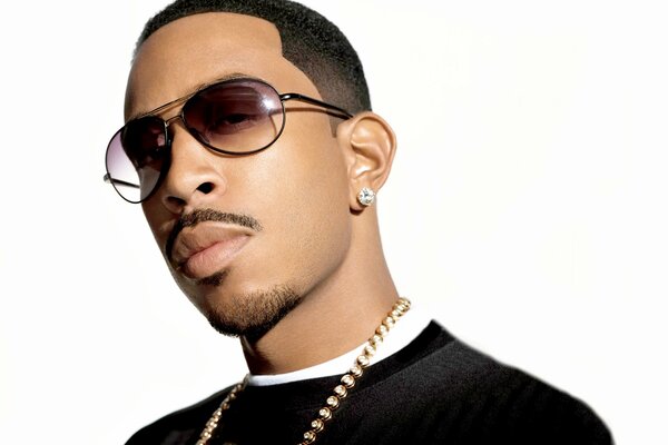 Artiste de rap Ludacris sur fond blanc