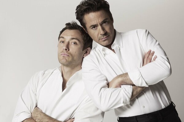 Attori Robert Downey Jr. e Jude Law in bianco