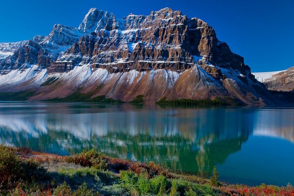 Montagne innevate e un lago. Natura