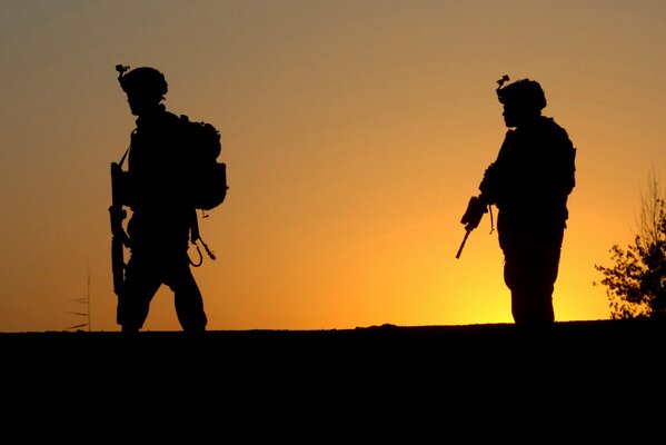 Amerikanische Armee auf Sonnenuntergang Hintergrund